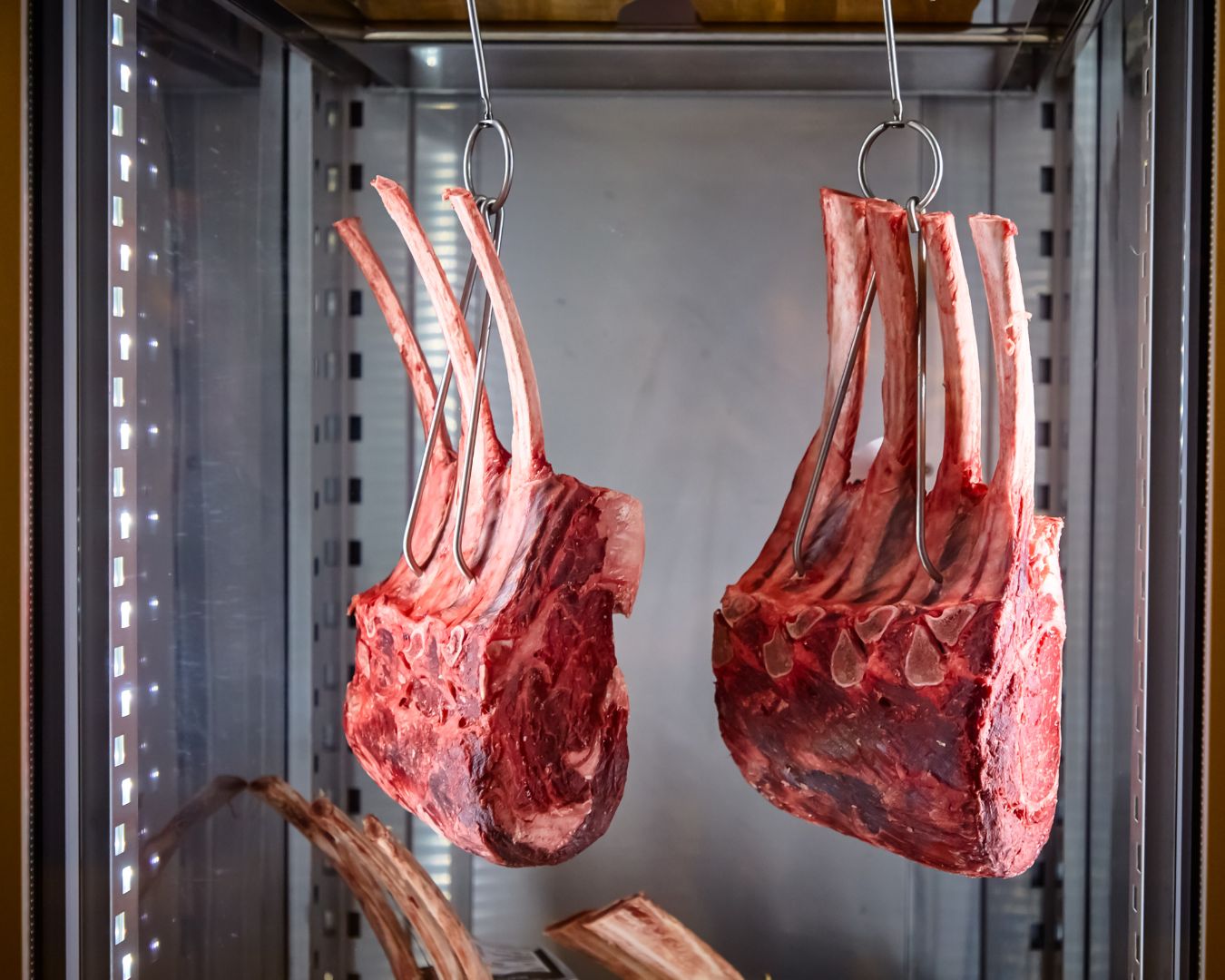 Read more about the article Feinstes Fleisch – Hausgereifte Dry Age Steaks